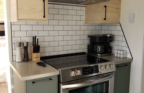 Cobble Hill Cottage | Oceanfront Cottage with Hot Tub close to Wineries