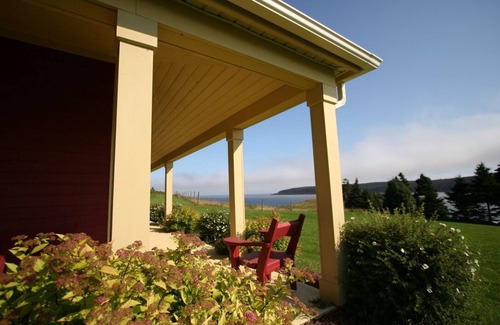 Bay Bulls Cottage | Oceanfront Cottage in quiet Newfoundland town 30 minutes from St Jonh's.