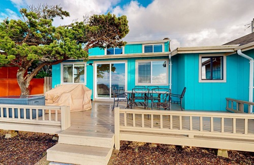 Logsden House | Oceanfront, dog-friendly home with 180-degree view, deck & great location