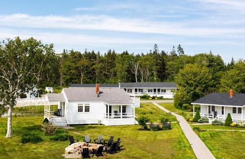 Ocean Point House | Oceanfront Double Queen w/Porch | Bluebird Ocean Point Inn | Dog-Friendly