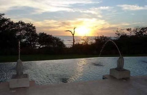 Playa Langosta Apartment | ★Oceanfront★ Easy Beach Access, Ocean & Sunst View