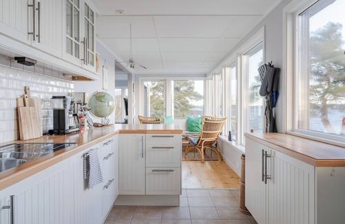 Stavsnas House | Oceanfront Escape with Sauna & Jacuzzi