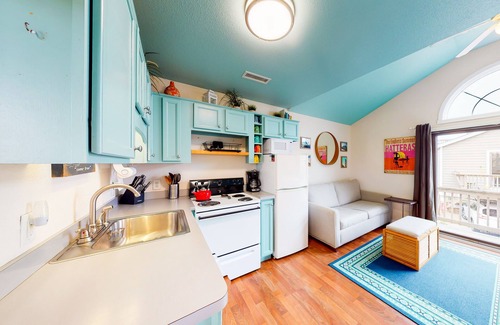 Hatteras Apartment | Oceanfront escape for two with fast WiFi, central AC, & easy beach access
