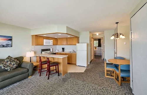 Logsden Condo | Oceanfront Family Suite With Full Kitchen, Beach Access, Pool & Hot Tub