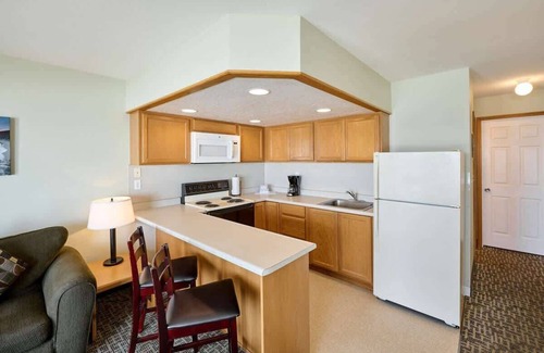 Logsden Condo | Oceanfront Family Suite With Full Kitchen, Beach Access, Pool & Hot Tub