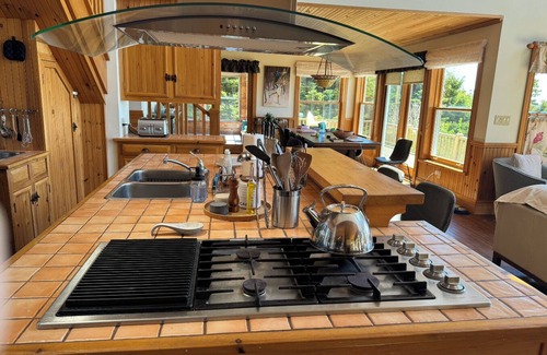 Red House House | Oceanfront family vacation home on peaceful Howe Bay
