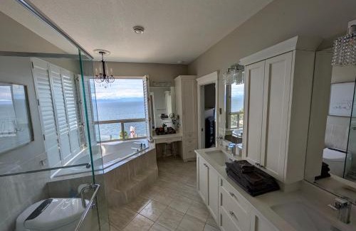 Regional District of Nanaimo Villa | Oceanfront Gated villa