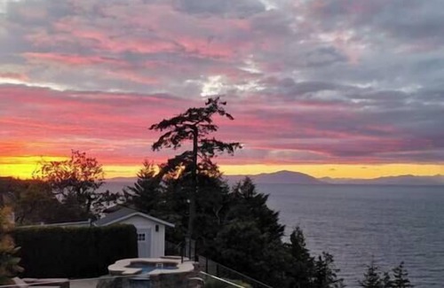 Regional District of Nanaimo Villa | Oceanfront Gated Villa with pool & Hot tub in Nanaimo