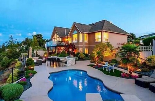 Regional District of Nanaimo Villa | Oceanfront Gated Villa with pool & Hot tub in Nanaimo