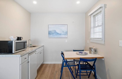 Falmouth Apartment | Oceanfront Getaway | 2 Double Beds & Kitchenette