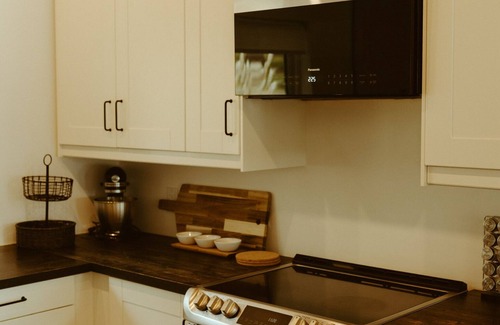 Powell River House | Oceanfront Getaway: Storms, Sauna (add on), Fireplace & Hot Tub (Pet Friendly)