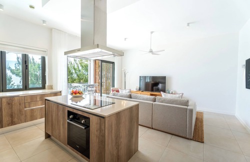 Grand Gaube Apartment | Oceanfront Getaway: Grand Gaube