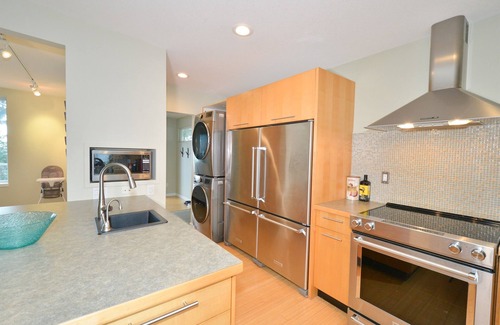 Courtenay House | Oceanfront Getaway w/Cabana, Views & Yoga Area
