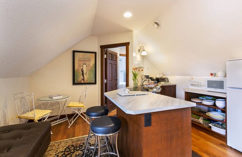 Departure Bay Apartment | Oceanfront Gorgeous 2br Getaway in Departure Bay - 3 Steps to the Beach!
