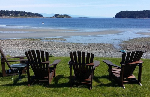 Departure Bay Apartment | Oceanfront Gorgeous 2br Getaway in Departure Bay - 3 Steps to the Beach!