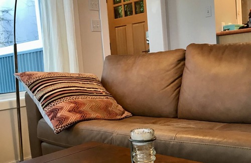 Bamberton House | Oceanfront Hideaway Retreat - 40 min from Victoria