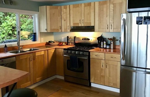 Bamberton House | Oceanfront Hideaway Retreat - 40 min from Victoria