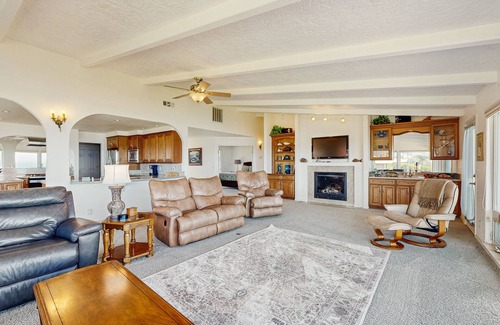 Fort Bragg House | Oceanfront Home on the Bluffs w/Hot Tub, Sunroom & Private Beach Access