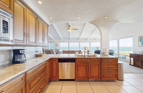 Fort Bragg House | Oceanfront Home on the Bluffs w/Hot Tub, Sunroom & Private Beach Access