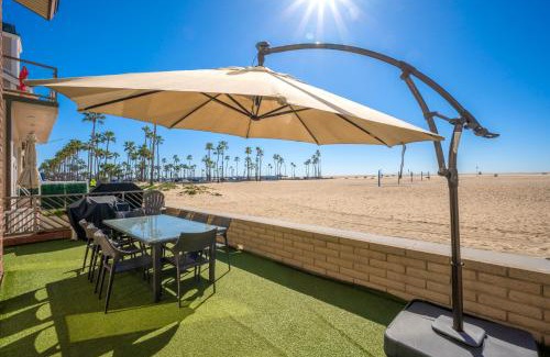 Balboa Peninsula House | Oceanfront Home on the Boardwalk with 3 car Garage, AC, Giant Patio, Ocean Views, Walk to Pier