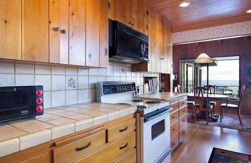 Leucadia House | Oceanfront Home, Stone Steps Beach Access, Jacuzzi on Oceanfront Deck