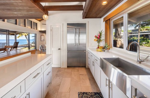 Kahaluu Bay House | Oceanfront Home, Walk to Kahaluu, Wifi & AC!