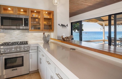 Kahaluu Bay House | Oceanfront Home, Walk to Kahaluu, Wifi & AC!