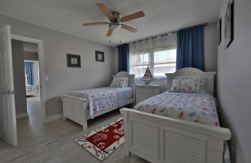 Vamo House | Oceanfront home with sunset views of Sarasota Bay and heated pool