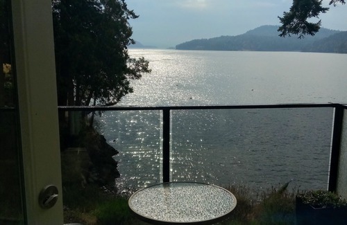 Mayne Island Apartment | Oceanfront Hotel Resort. large suites with soaker tubs