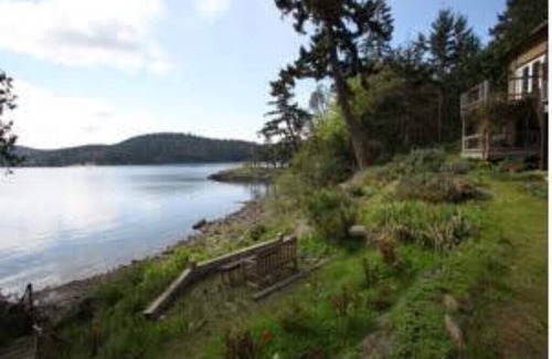 Mayne Island Apartment | Oceanfront Hotel Resort. large suites with soaker tubs
