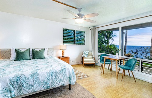 Hilo Bed & Breakfast | Oceanfront in Hilo Hale Kai Suites Bamboo Room - King Bed, Private Bathroom