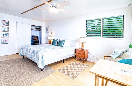 Hilo Bed & Breakfast | Oceanfront in Hilo Hale Kai Suites Bamboo Room - King Bed, Private Bathroom