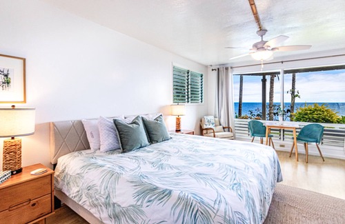 Hilo Bed & Breakfast | Oceanfront in Hilo Hale Kai Suites Bamboo Room - King Bed, Private Bathroom