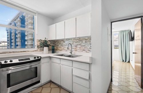 Isla Verde Apartment | Oceanfront | Isla Verde Beach Balcony Gaze | Featuring Pool & Parking | Tennis Facilities