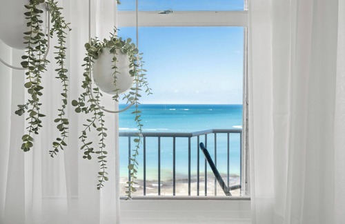 Isla Verde Apartment | Oceanfront | Isla Verde Beach Balcony Gaze | Featuring Pool & Parking | Tennis Facilities