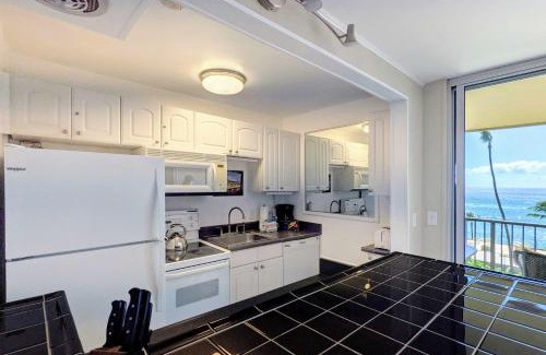 Honokowai Apartment | Oceanfront Lahaina Condo with Balcony and Pool Access!