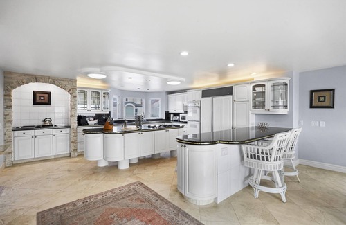 Hollywood House | Oceanfront Luxury: Rose in the Sand – Direct Beach Access & Stunning Views