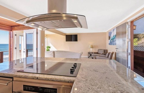 Malibu House | Oceanfront Malibu Private Beach House Retreat