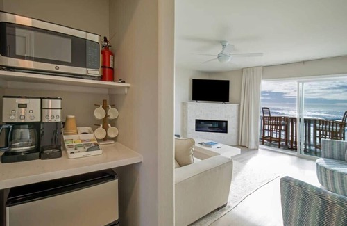 Shelter Cove Condo | Oceanfront Mini Suite | King | Jacuzzi | Rm 10