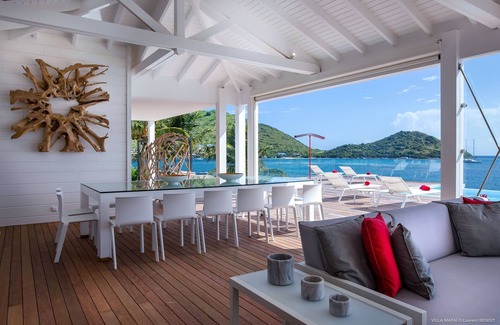 Cul de Sac Villa | Oceanfront modern villa with view of Pinel island