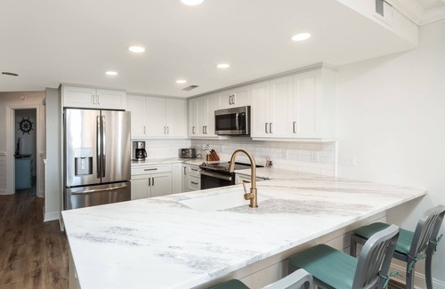 Isle of Palms Condo | Oceanfront, Newly Renovated, Luxury Two-Story Penthouse - Shipwatch 418