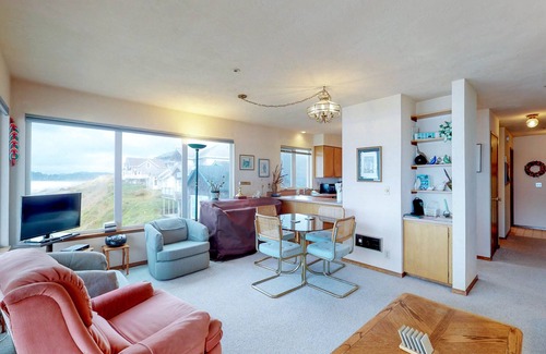 Newport Condo | Oceanfront Nye Beach condo with views of ocean and lighthouse - great location