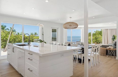 Florida Keys House | Oceanfront Oasis/Pool Kayaks Rooftop Terrace sleeps 12,