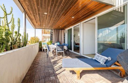 Peninsula Apartment | Oceanfront Oasis
