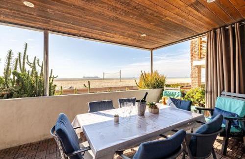 Peninsula Apartment | Oceanfront Oasis