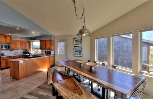 Bayshore House | Oceanfront on Sandy Beach! Hot Tub! Dog Friendly! Direct Beach Access! Game Room!