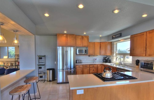 Bayshore House | Oceanfront on Sandy Beach! Hot Tub! Dog Friendly! Direct Beach Access! Game Room!