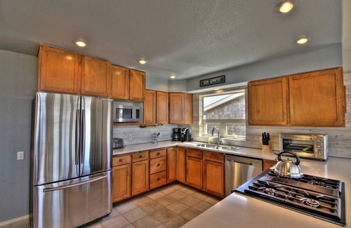 Bayshore House | Oceanfront on Sandy Beach! Hot Tub! Dog Friendly! Direct Beach Access! Game Room!
