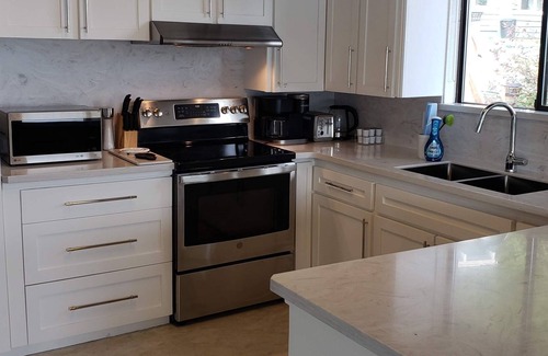 Cowichan Bay Cottage | Oceanfront Paradise with Hot Tub