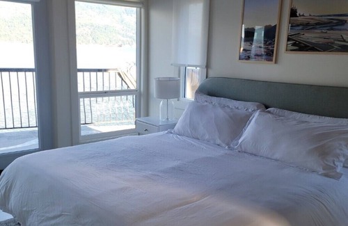 Cowichan Bay Cottage | Oceanfront Paradise with Hot Tub